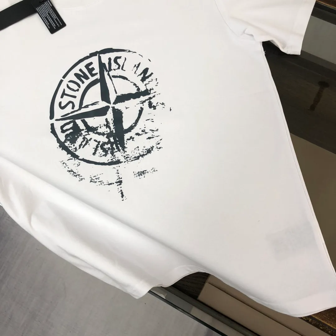 P180 Stone Island Stone Island 2025 latest T-shirt, couple style ~ Original order, stylish and casual short T-shirt, specially made of customized cotton fabric ~ Cotton T-shirt ~ Pre-washed to prevent deformation and shrinkage problem, more comfortable and breathable on the body ~ All available from stock ~ Unique design style, trendy must-have item, complete with three standards 👍 Color: black/white Size: S M L XL (larger version, please indicate your height and weight when placing an order)